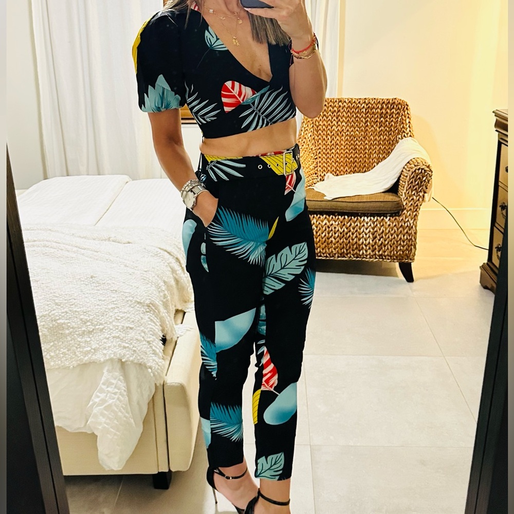 Tropical Leaf Print 2-Piece Set – Sleek & 
Stylish